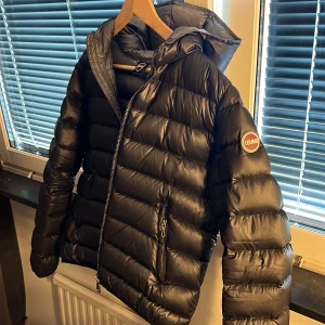 Colmar jacka - Jag säljer en colmar jacka strl 44 vilket motsvarar S. Jackan är köpt hösten 2021, säljer jackan då den inte kommer till användning. Kvitto finns även med.