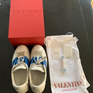 VALENTINO OPEN - Hej! Säljer nu mina valentino open i färgen ljusblå då dom blivit för små. Skorna är i bra skicka ända som är ”dåligt” är att dom släppte i tån å just nu är limmade men man kan lätt lämna in dom å be dom sy billigt! Kvitto kvar! Hör av er vid minsta fråga