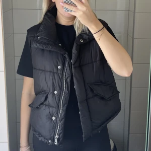 Väst - Snygg vadderad bäst ifrån hm! Snygg men kommer ej till användning❤️