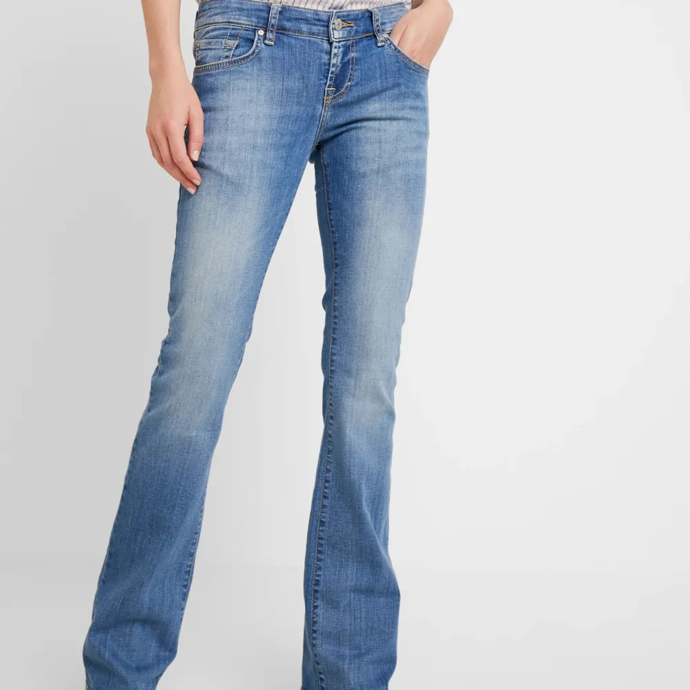 Säljer mina ltb Roxy jeans endast använd fåtal gånger slutsålda ❣️. Jeans & Byxor.