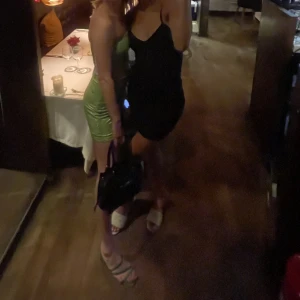 Ribbad klänning  - Kort ribbad klänning klänning med tunna axelband🖤 perfekt basplagg som lätt kan kläs upp eller ned! Storlek xs 