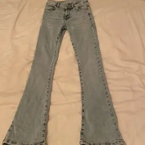 Säljer dessa jätte snygga bikbok jeans nypris är 599  