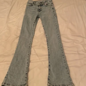 Bootcut jeans🫶 - Säljer dessa jätte snygga bikbok jeans nypris är 599  