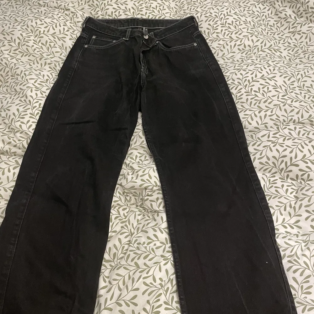 Weekday jeans i storlek 30/32. Super fint skick, inte använda mycket alls. Vita sömmar längst fickorna 250kr. Jeans & Byxor.