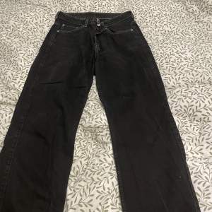 Weekday jeans i storlek 30/32. Super fint skick, inte använda mycket alls. Vita sömmar längst fickorna 250kr