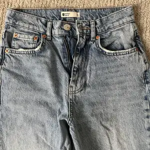 Fina jeans i rak modell som säljs pågrund av att de inte passade mig. Annars väldigt bra skick