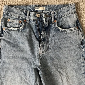Jeans - Fina jeans i rak modell som säljs pågrund av att de inte passade mig. Annars väldigt bra skick