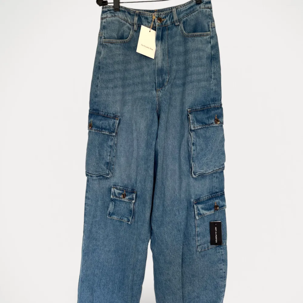 Jeans från The Frankie Shop. Helt ny, med prislapp kvar.  Storlek: Small Material: Denim. Jeans & Byxor.