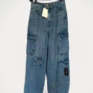Jeans från The Frankie Shop. Helt ny, med prislapp kvar.  Storlek: Small Material: Denim