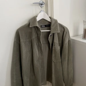 Olivgrön jacka Zara - Snygg olivgrön tunnare jacka från Zara. Sparsamt använd!!