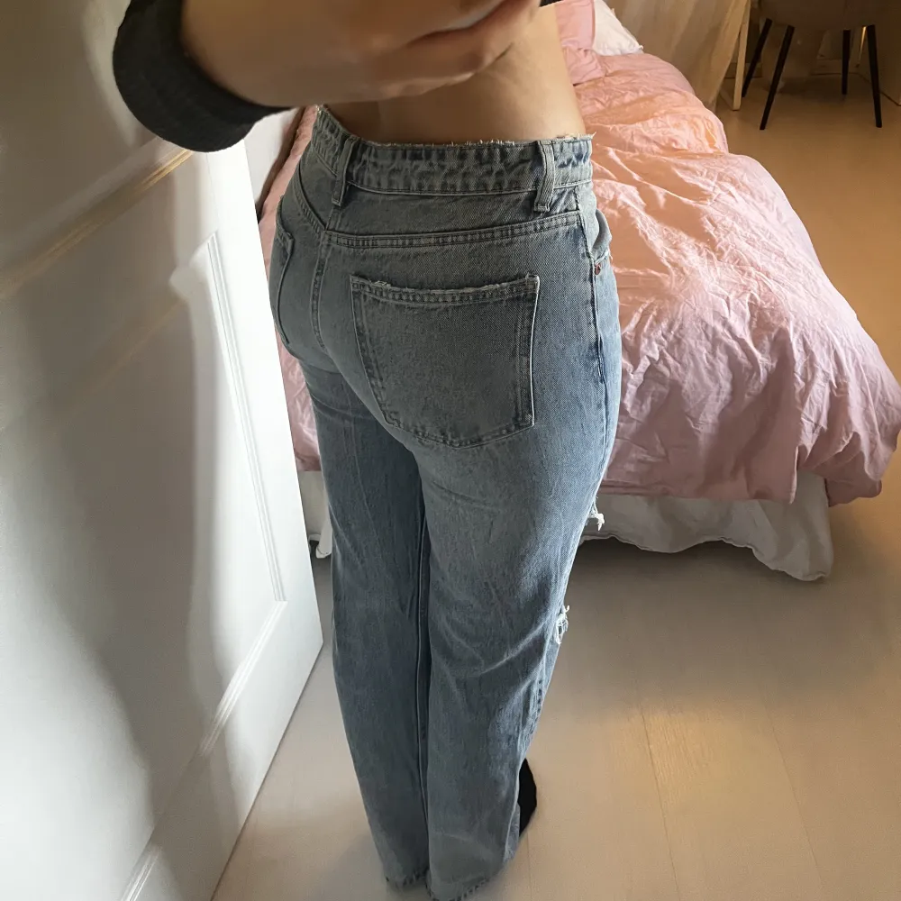 Snygga mid rise jeans från zara som är raka i modellen. Dom säljs ej längre, storlek 40 bra skick!. Jeans & Byxor.