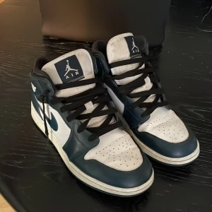 Air Jordan 1 mid Armory Navy - Säljer mina jordans p.g.a att dom inte kommer till användning längre. Dom är äkta jordans 