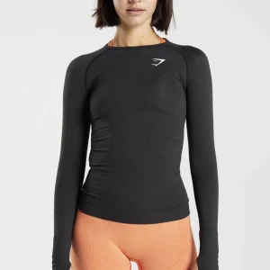 Träningströja  - Använd fåtal gånger, toppen skick!! Gymshark vital seamless 2.0 long sleeve top💕färgen black Marl.  storlek S