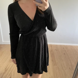 Klänning  - Plisserad klänning från Nelly. Den är ej prickig bara spegeln som är dammig.