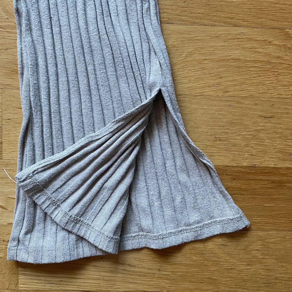 Ribbade byxor från Gina Tricot med slits. Jeans & Byxor.
