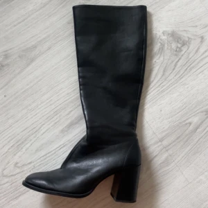 Stövlar  - Jättebra skick, använda fåtal gånger! Från Bershka nypris 599. Storlek 39💕 skriv för fler bilder
