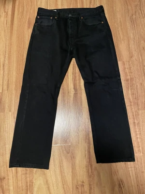 Levis 501 - Hej jag säljer mina svarta levis 501 jeans för att dom bara hänger i garderoben. inga defekter nypris:1,100