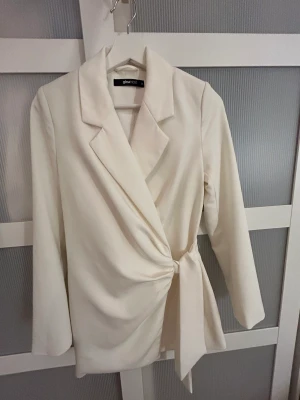 Blazerklänning - Festlig Vit blazer klänning i bra skick