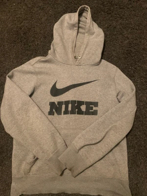 Vintage Nike Hoodie - Vintage Nike Hoodie i bra skick. Storleksetiketten har bleknat bort så jag ser inte vilken storlek den har men den sitter som en oversized S. Tveka inte att fråga :)
