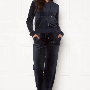 Juicy sett - Säljer då mitt nästintill oanvända juicy sett. Koftan har då diamanter på ryggen me märket och byxorna e de med fickor. Alltså den nya vandliga modellen. Hör av er vid frågor ❤️
