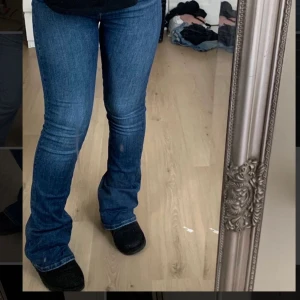 Blå jeans - Säljer nu mina super fina mörkblå jeans från zara i strlk 32 då de inte kommer till användning längre tyvärr, använts få gånger och inga slitage 