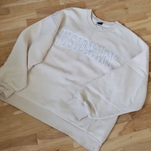 Sweartshirts beige  - En lite gul prick som inte syns. Ville har den oversize så köpte XL
