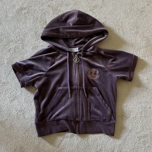 Juicy Couture  - Säljer en jättesnygg hoodie från juicy couture! 💕💕 den är i jättebra skick och knappt använd. Den är i storlek M. Jag har vanligt vis S och den är lite stor på mig. Tryck gärna på ”köp nu” knappen 🫶🏻