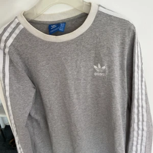 Adidas tröja - En långärmad tröja från Adidas. Den är väldigt mjuk och skön i materialet. Lite tunnare tyg än en sweater. 