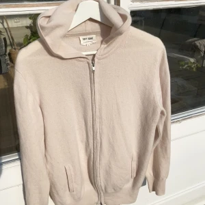 Soft Goat 100% Cashmere Zip Hoodie - Hej, säljer en sjukt populär 100% Cashmere Zip Hoodie från Soft Goat. Storlek L men liten i storleken så passar M. Nypris 2700kr. Bra skick. Fantastisk kvalite. Lätt och bekväm. Passar perfekt över en skjorta. Pris kan diskuteras. Hör av dig vid frågor