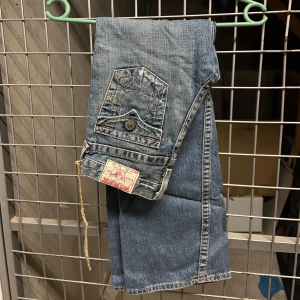 True religion jeans  - Aldrig använda helt nytt skick. Köpta för 1399kr. Lapp hänger kvar. Passar någon lite kortare då de är i Stl 12ÅR. 
