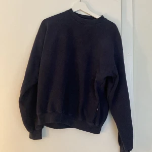 Mörkblå swetshirt  - Storlek M och sitter ganska oversized💞 Skriv om ni har frågor💞pris kan diskuteras 
