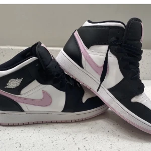 Jordans!! - De är som helt nya och köpte för 3800kr! Säljer så billigt då jag bara behlver bli av med de! Skirv för egna bilder❤️