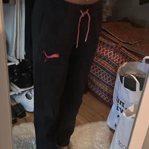 Puma mjukisbyxor  - Svarta pumamjukis byxor i storlek s! 💗 Väldigt sköna och snygga! 🫶🏼🫶🏼