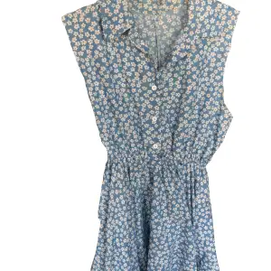 Blommig blå retrotunika, 60 -tal, kan eventuellt vara en mini mini klänning på någon som bär xs kläder och har mindre byst. ig - @thrifty.sthlm