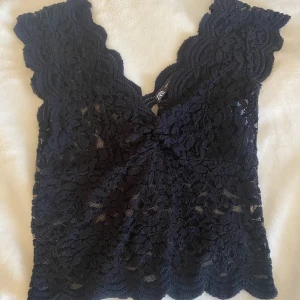 Zara spets topp  - Säljer denna super snygga helt slutsålda topp från zara!!! Kommer hem söndag kväll så kan ej posta innan 2:a november❤️