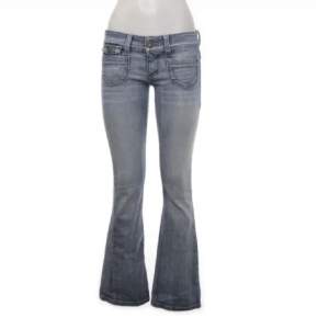 Säljer dessa superfina lowrise vintage ONLY jeans. Midjemått ca 75cm. Dem är i gott skick. Klicka gärna på ”köp nu”. 