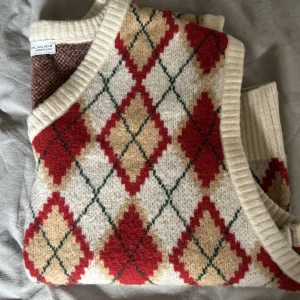 Zara väst - Säljer denna stickade västen perfekt till hösten eller julafton. Storlek L men sitter som S/M