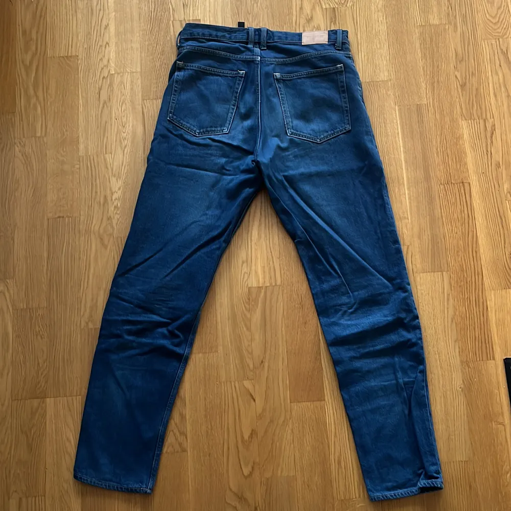Schyssta weekday jeans som inte kommer till användning. 8/10 skick. Skriv om du har frågor:) Pris kan diskuteras. Jeans & Byxor.