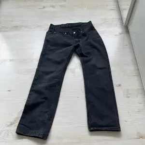 riktigt feta svarta batistini jeans i storlek W:33 L:32, säljer pga att dem inte kommer till användning dem ända flawsen är att batistini taggen bak är sliten och dem har ett litet hål vid fickan men man kan knappt se de