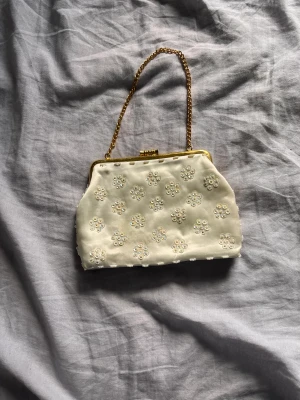 Väska - En liten väska som är köpt second hand, i bra skick 