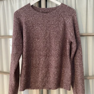 Stickad tröja - Stickad tröja från Vero Moda i lila, storlek S