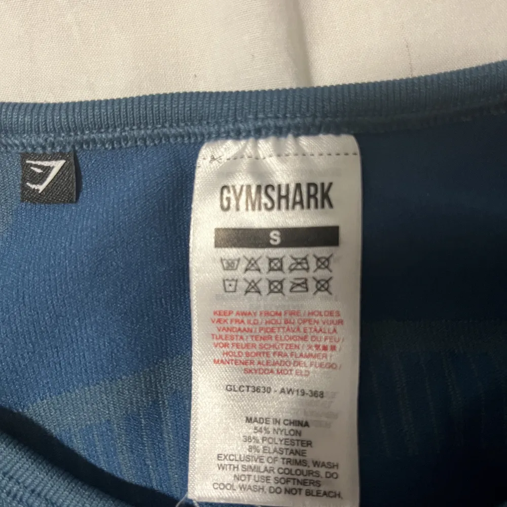 Träningströja från Gymshark. Använd ett fåtal gånger, men för liten för min byst. Storlek S. . Toppar.