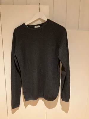 Stickad tröja selected home  - Hrj, säljer en grå stickad tröja från selected home i ny skick perfekt nu till hösten. Tröjan är i Strl S  Modellen är 177 cm lång och väger 62 kg Pris kan diskuteras vid snabb affär