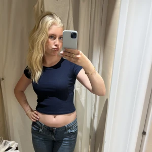 Brandy Melville t-shirt  - Jätte snygg blå t-shirt! Köpte för ca 180 kr och använd ett fåtal gånger, den har dock stretchat ut sig lite, därav passar den nog en M😘😘