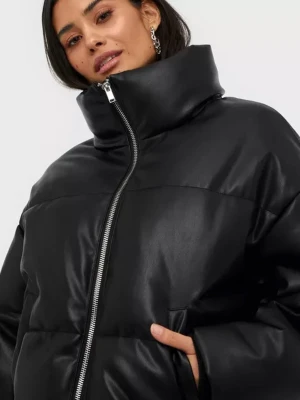 Pu jacka - Vinterjacka från Gina tricot. Jätte bra kvalitet och super varm på vintern. Inga defekter alls 