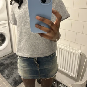 Jeanskjol - Så så snygg jeans kjol med jätte fina och coola detaljer! Passar till övrigt tema som cowboy🤠❣️ från Replay!!