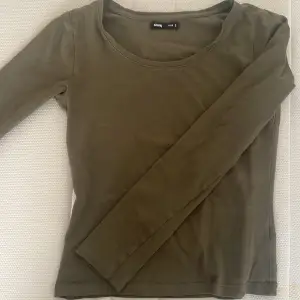 Säljer denna mörkgröna långärmade tröjan eftersom den inte kommer till användning längre! Har använd den kanske Max 5 gånger. Köpt i Polen. Kom med prisförslag!!