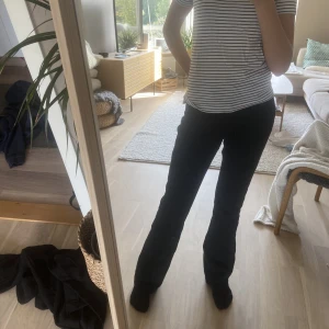 T-shirt  - En fin randig t-shirt från Mango. Aldrig använt och prislappen sitter kvar. Fint stick och bra kvalite. 