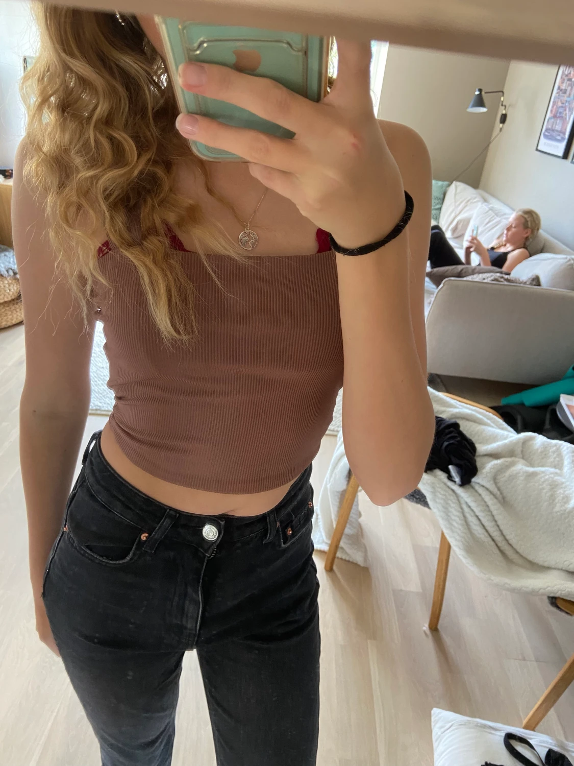 Ett brunt/nougat ribbat linne 