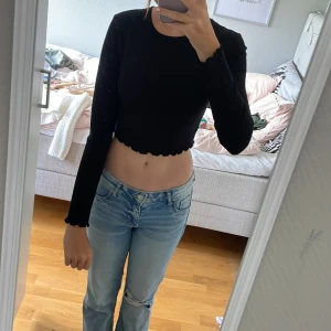 Tröja  - Säljer denna tröja som är använd ett fåtal gånger men inga defekter. Säljer för inte min stil längre. 